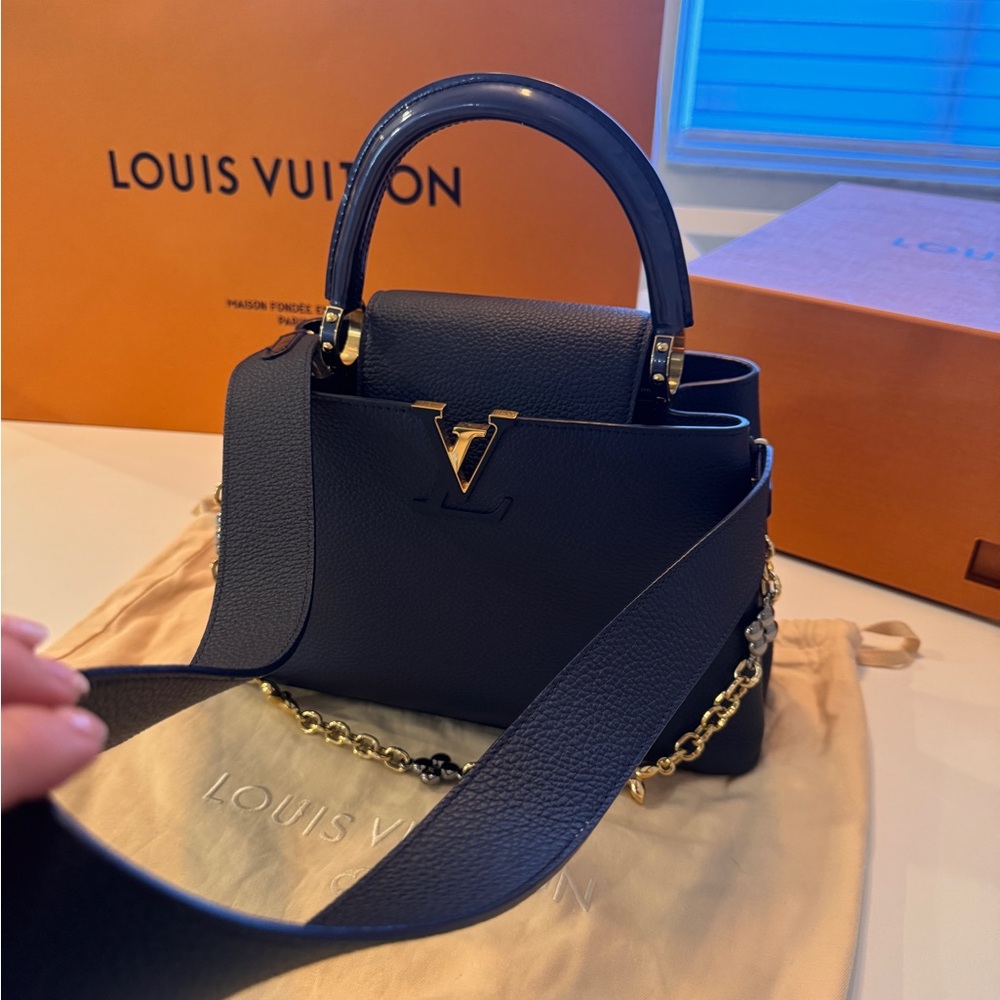 Limited Louis Vuitton Navy Capucines MM - Picture 6 of 16